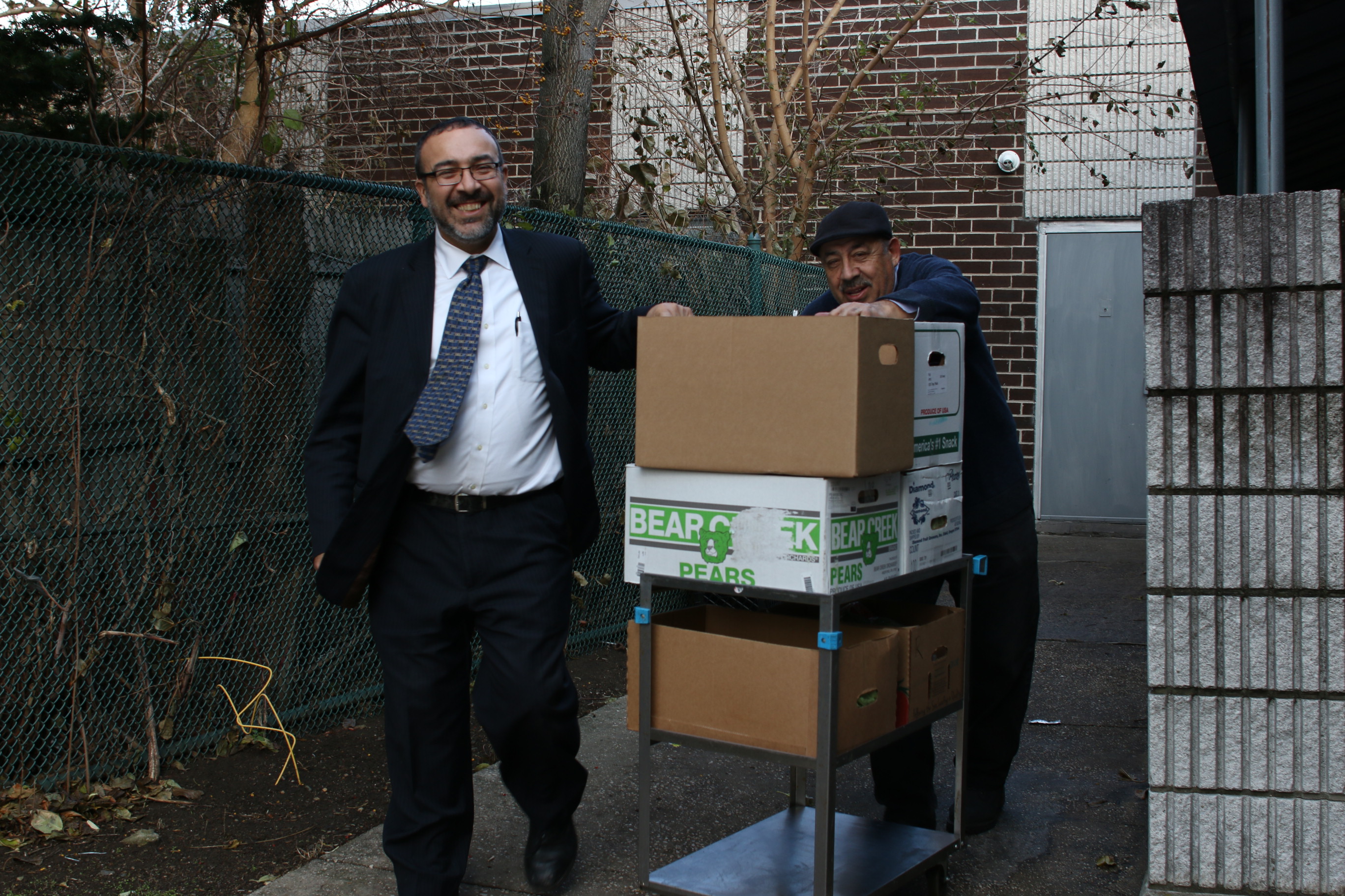 Rabbi Shlomo Nisanov loads produce into his car.